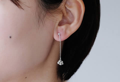 ぷかぷか浮かぶ気球と雲が可愛いシルバーイヤリング：B315-006