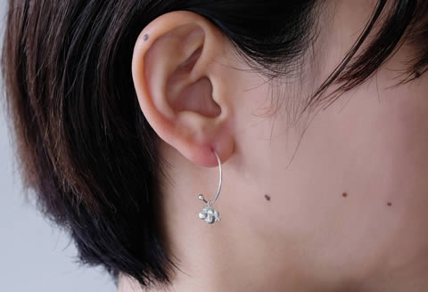 ぷかぷか浮かぶ気球と雲が可愛いシルバーフープピアス：B305-005