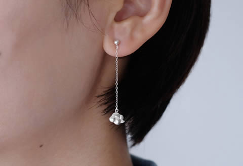 ぷかぷか浮かぶ気球と雲が可愛いシルバーポストピアス：B305-008