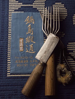 鍋島緞通[手織] 蟹牡丹縁二重雷文 灰地：C812-001