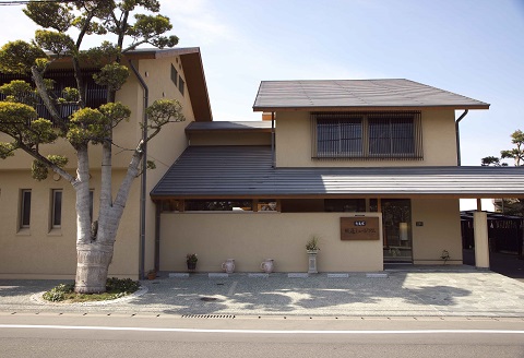 鍋島緞通[手織] 蟹牡丹縁二重雷文 新白茶地：D253-011