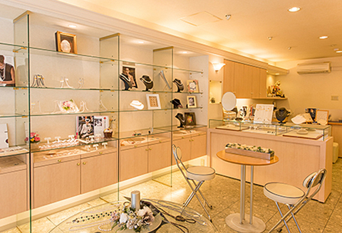 艶めく素敵なお花♪アコヤ真珠ベビーピアス：C367-005