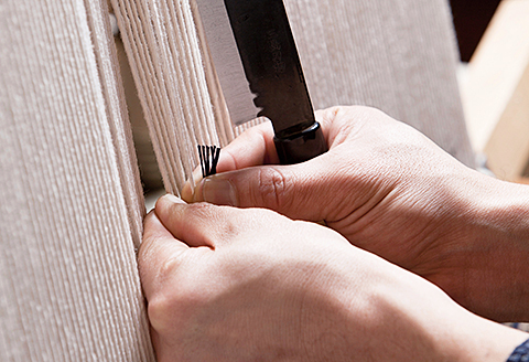 鍋島緞通【手織り】95×191cm 蟹牡丹文縁二重雷文淡黄：D253-017