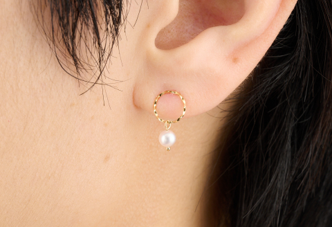 さりげなく揺れるベビーアコヤ真珠ピアスYG：B715-003