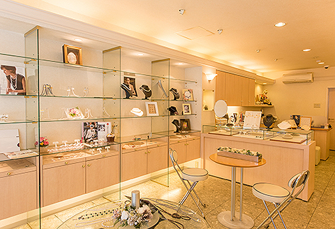 自然優美な雫のアコヤ真珠ピアス：C103-013