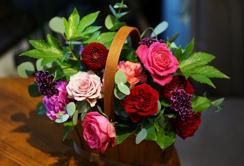 季節の生花のフラワーアレンジメント：B270-001