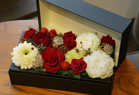 季節の生花のフラワーボックス：B160-019