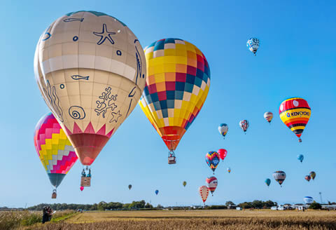 ぷかぷか浮かぶ気球と雲が可愛いシルバーポストピアス：B305-008