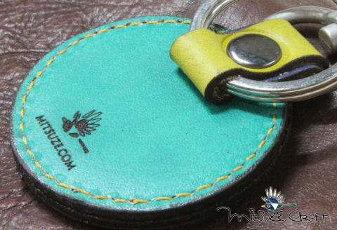 革製レーザーカットのキーホルダー「 アートキー・アリーナ」：B110-047