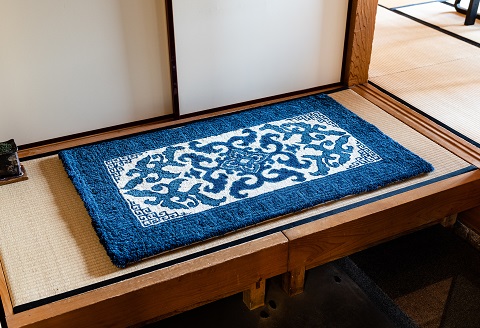 鍋島緞通 [手刺繍] 花菱龍唐草縁まんじ文 玉子地：C510-010