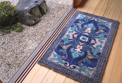 鍋島緞通 [手刺繍] 兜唐花縁雷文 中藍地灰地茶：C510-011