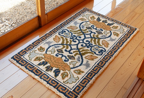 鍋島緞通 [手刺繍] 向い蟹 淡灰地：C510-012