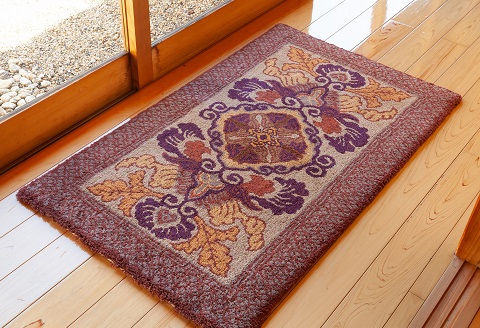 鍋島緞通 [手刺繍] 蟹牡丹文縁七宝 茶地桑色：C510-014