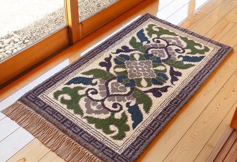 鍋島緞通[手織] 蟹牡丹縁二重雷文 灰地：C812-001