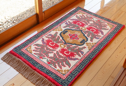 鍋島緞通[手織] 唐草花文縁二重雷文 淡灰地：C812-002