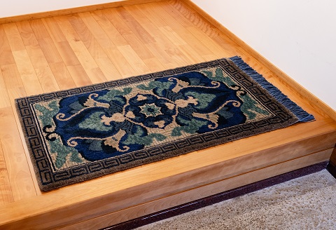 鍋島緞通[手織] 兜唐花紗綾形地縁雷文 中藍地灰地茶：C812-004