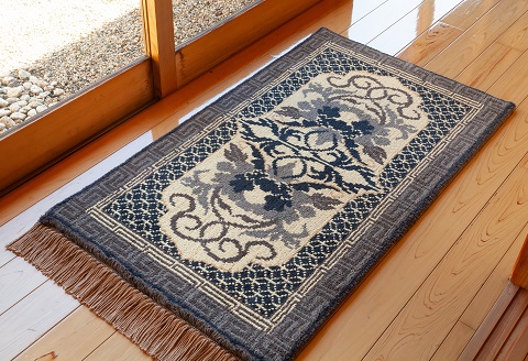 鍋島緞通[手織] 牡丹唐草七宝縁二重雷文 灰白地墨：C812-005