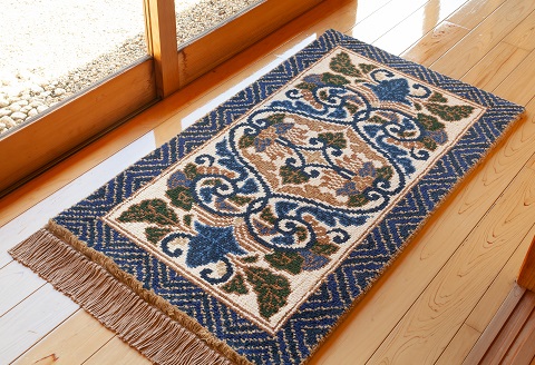 鍋島緞通[手織] 蟹牡丹文縁山形 淡灰地：C812-008