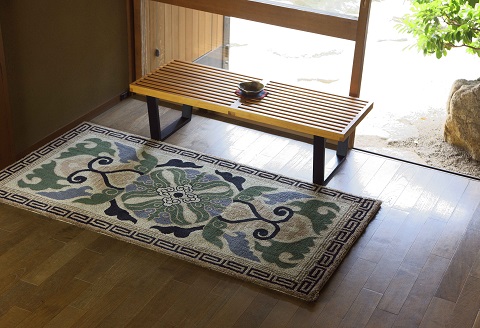 鍋島緞通 [手刺繍] 蟹牡丹縁二重雷文 灰地青：D127-011