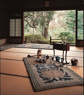 鍋島緞通 [手刺繍] 蟹牡丹唐草縁二重雷文　淡々墨茶地：D127-014