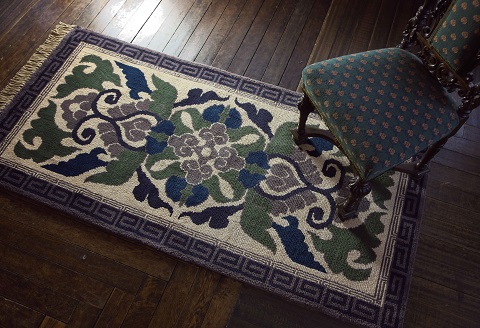 鍋島緞通[手織] 蟹牡丹縁二重雷文 灰地：D253-001