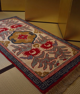 鍋島緞通[手織] 唐草花文縁二重雷文 淡灰地：D253-002