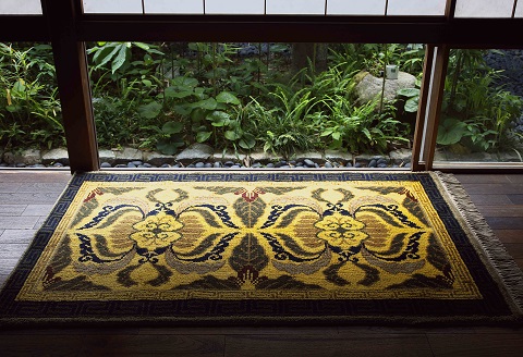 鍋島緞通[手織] 蟹唐草縁二重雷文 山吹地千歳茶：D253-009