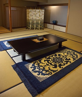 鍋島緞通[手織] 花菱龍唐草縁まんじ文 玉子地：D253-003