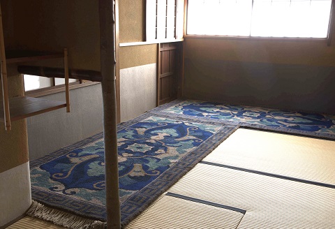 鍋島緞通[手織] 兜唐花紗綾形地縁雷文 中藍地灰地茶：D253-008