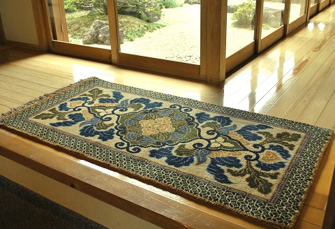 鍋島緞通[手織] 蟹牡丹文縁七宝 黄唐茶地：D253-005