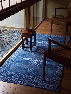 鍋島緞通[手織] 蟹牡丹文縁七宝 淡紺地：D253-006