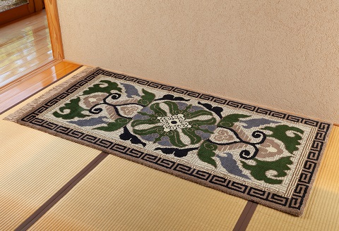 鍋島緞通[手織] 蟹牡丹紗綾形地縁二重雷文 灰地青：D253-007