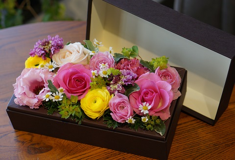 季節の生花のフラワーボックス：B160-019