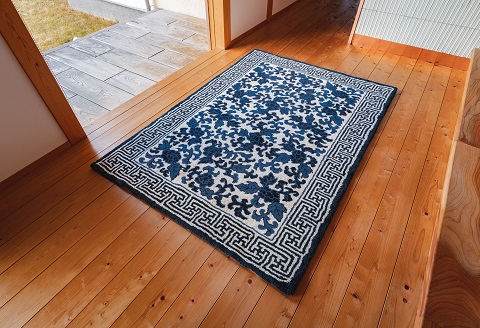 鍋島緞通[手刺繍]鍋島蔓牡丹縁まんじ文/原糸地 140×200cm：D255-001