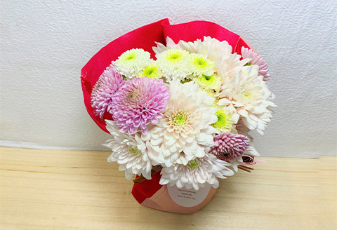 贈り物に そのまま飾れるスタンドマムブーケ cute pink(ピンク系) 水替え不要 生花 お花 お祝 記念日 プレゼント