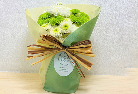 贈り物に そのまま飾れるスタンドマムブーケ cool green(グリーン系) 水替え不要 生花 お花 お祝 記念日 プレゼント