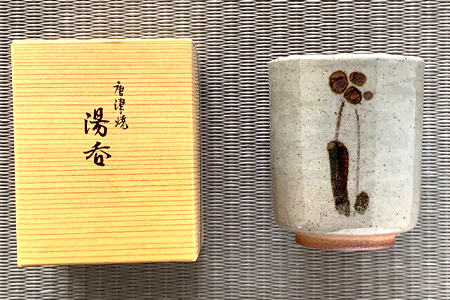 唐津焼湯呑と和菓子セット (大原松露饅頭32個･颯々6個入り1箱･雪中紅梅6個入1箱･まつら･松露路5個ずつ･黒わらび9個･梅しづく9個･なごみ9個･唐津焼湯呑2客) 和菓子 まんじゅう あんこ おやつ 和スイーツ 唐津焼 湯飲み