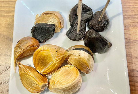 『先行予約』【令和7年7月より順次発送】こみねさんちの黒にんにく 120g スタミナ 野菜 ガーリック ニンニク 大蒜 国産 健康