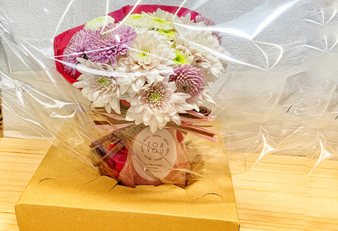 贈り物に そのまま飾れるスタンドマムブーケ cute pink(ピンク系) 水替え不要 生花 お花 お祝 記念日 プレゼント