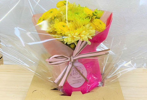 贈り物に そのまま飾れるスタンドマムブーケ pop yellow(イエロー系) 水替え不要 生花 お花 お祝 記念日 プレゼント