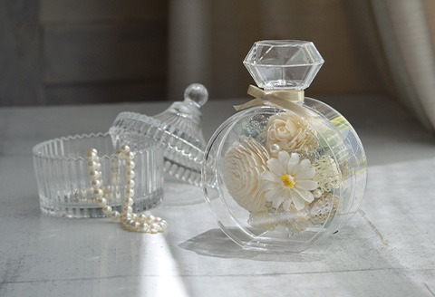 幸運を呼び込む『クリスタルホワイトフラワー』高級アクリルケース入り 白いプリザーブドフラワー＆ソラフラワーのデコレーション 贈り物 ギフト