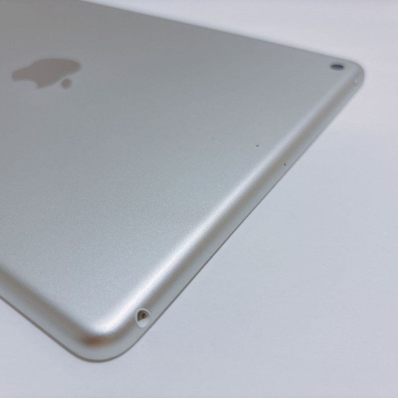 iPad 第6世代 32GB Wi-Fiモデル シルバー 中古 アイパッド