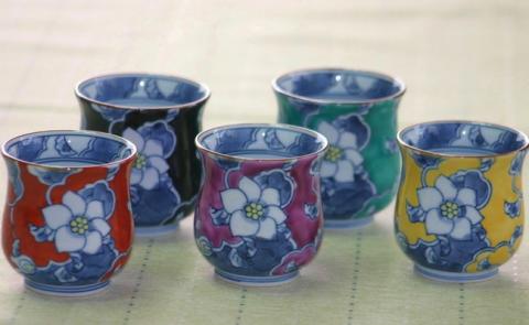 【伊万里焼】彩り唐花湯呑（1個） 032-H305