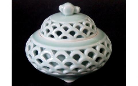 【伊万里焼】青磁蕪型青海波透かし彫り香炉【市川冬山窯】 037-H1226