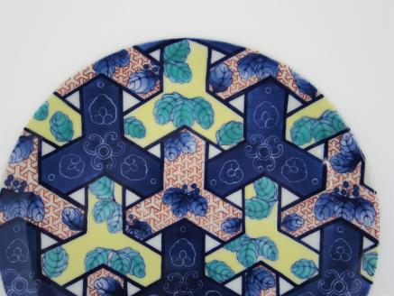 「色鍋島毘沙門亀甲文七寸皿」色鍋島・伊万里・鍋島・磁器・市川光山窯 022-H596