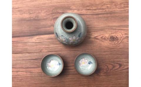 【伊万里焼】染付桜文 貫入造り半酒器 056-H683