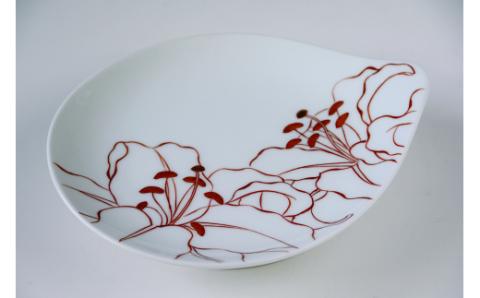 【伊万里焼】線描きカサブランカ・バラ変形皿（色・柄選択、どちらか1枚をお届け） 135-H739