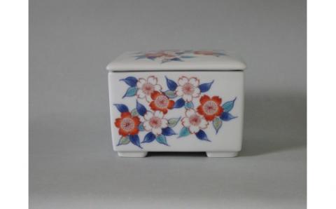 【伊万里焼】市川冬山窯「色鍋島桜文角蓋物」 037-H1232
