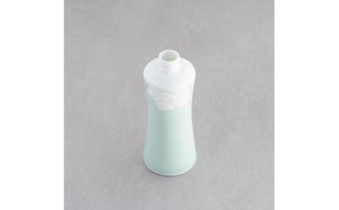 【伊万里焼】青磁椿彫りスレンダー 化粧水ボトル【花しずく】 023-H808