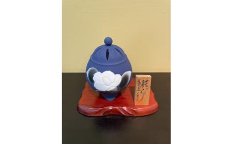 【伊万里焼】藍吹染白椿彫香炉 027-H821